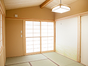 床の間のある純和室は、畳と木の香りが広がります。