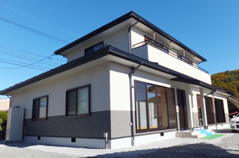 外観はホワイトと腰壁までグレーの2色使い。明るい日本らしい住宅です。